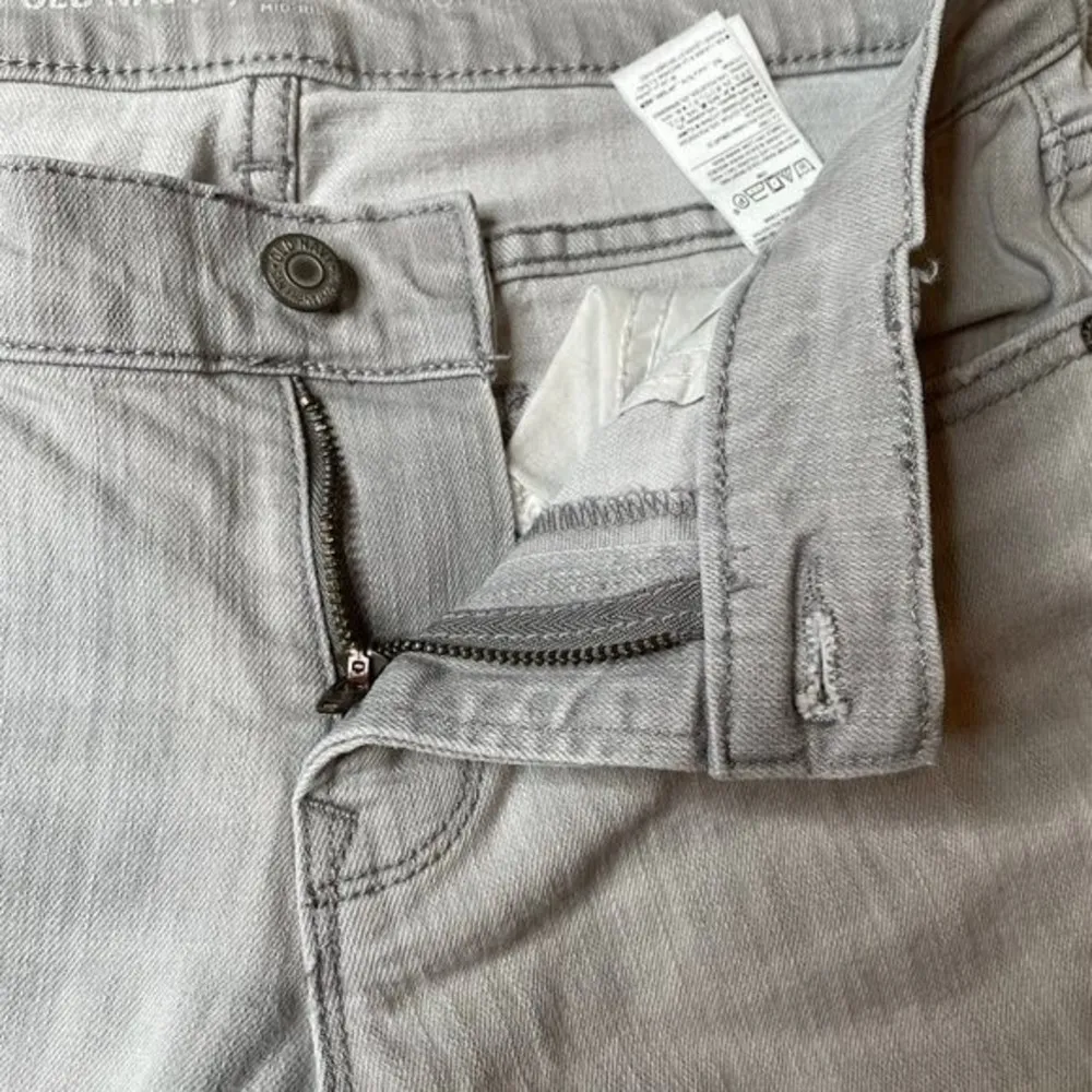 Old Navy Curvy Skinny Jeans Mid Rise Stretch 2 Regular Light Grey Gray Denim Zip - Image 4