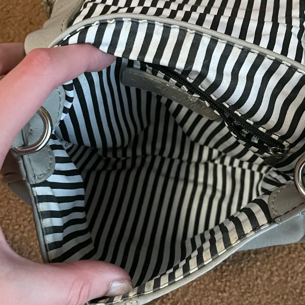 gray crossbody purse - Image 4