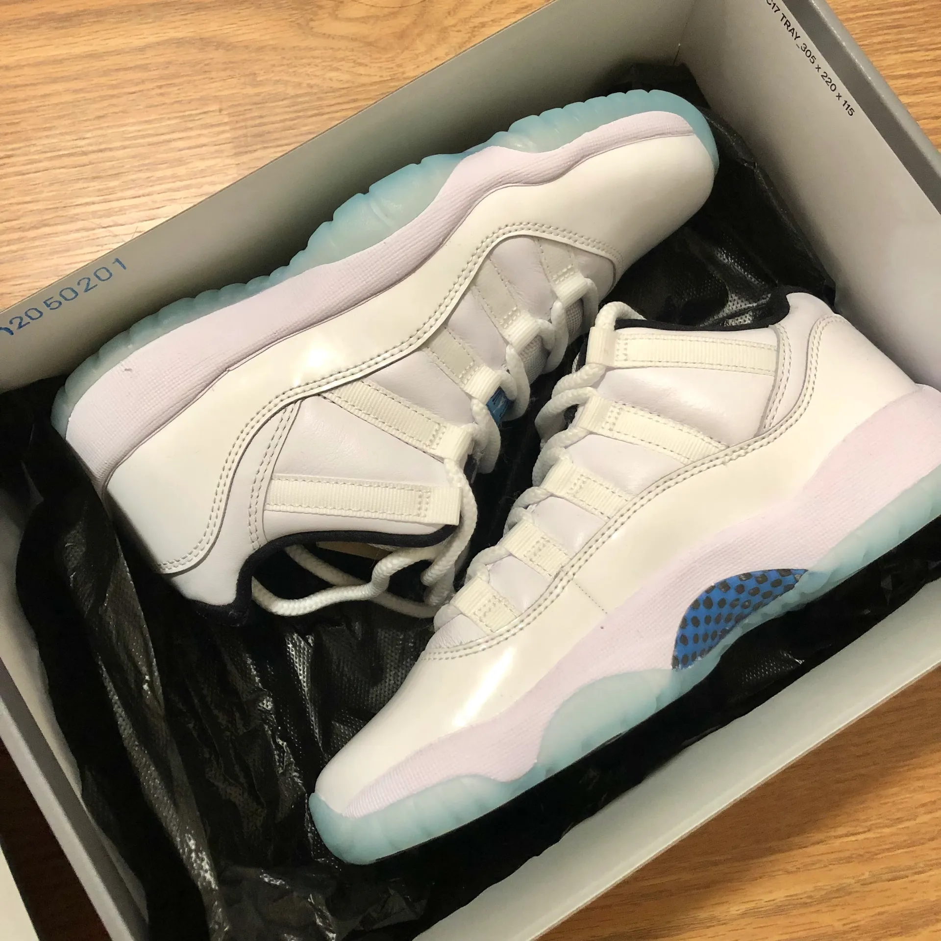 Air  11 retro low “legend blue” - Image 4
