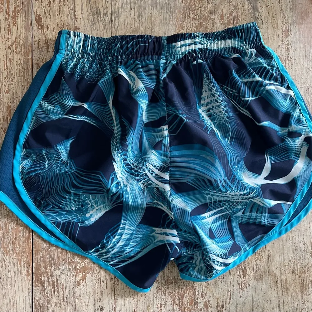 Women’s  Dri-Fit Tempo Running Shorts Navy Ocean Blue Pattern Size Small EUC - Image 4