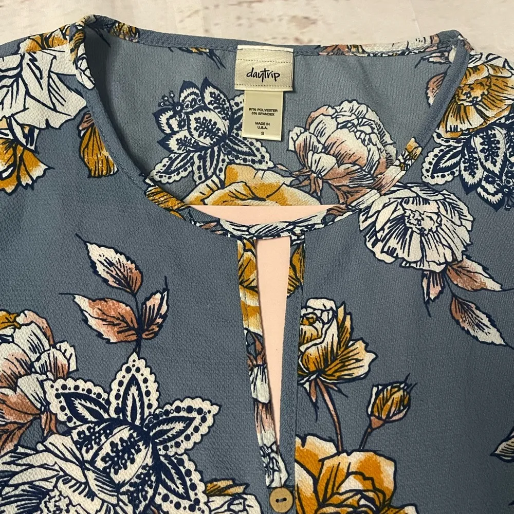 Daytrip faux button front, keyhole, small top - Image 5