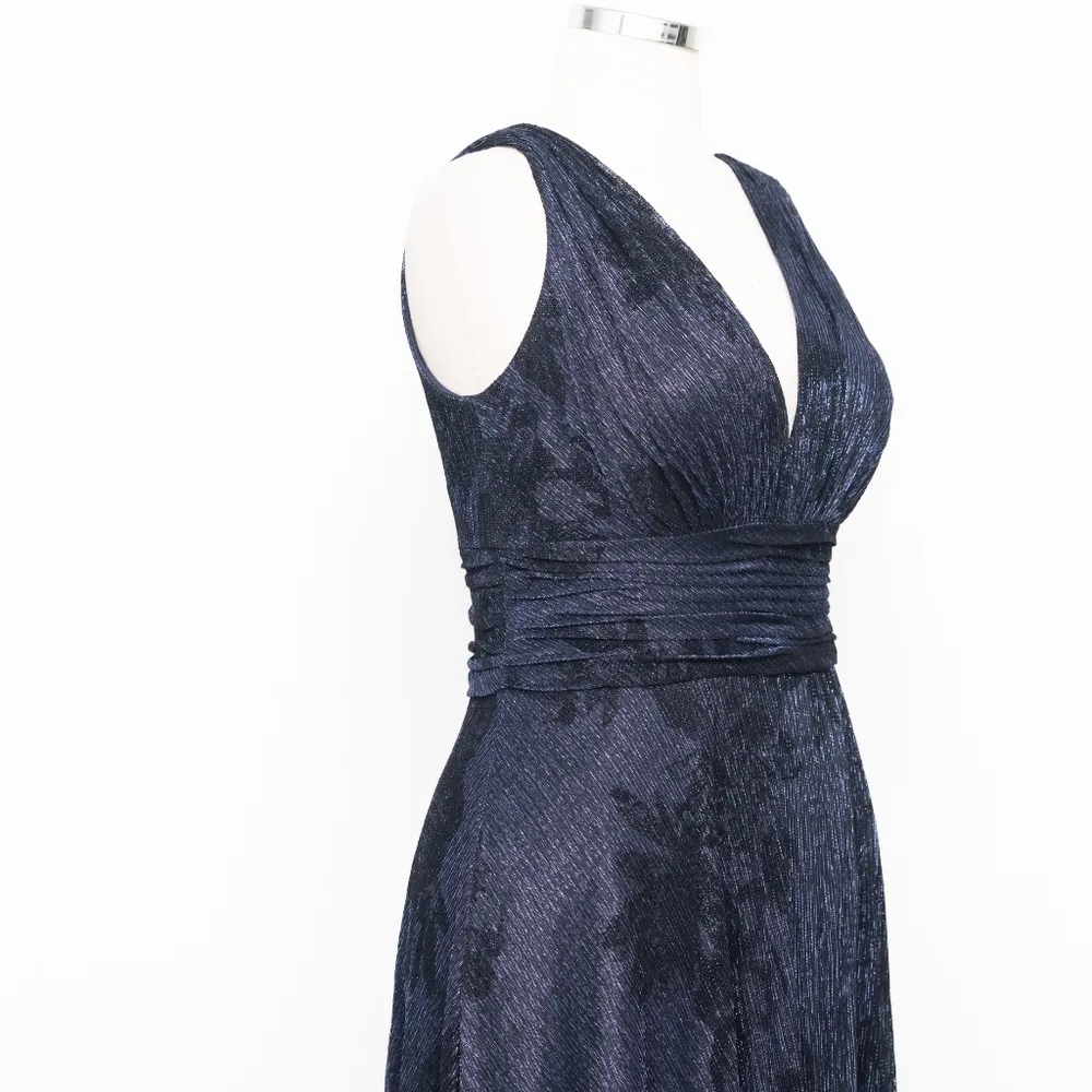 Betsy & Adam Floral Metallic Crinkle Gown - Image 10