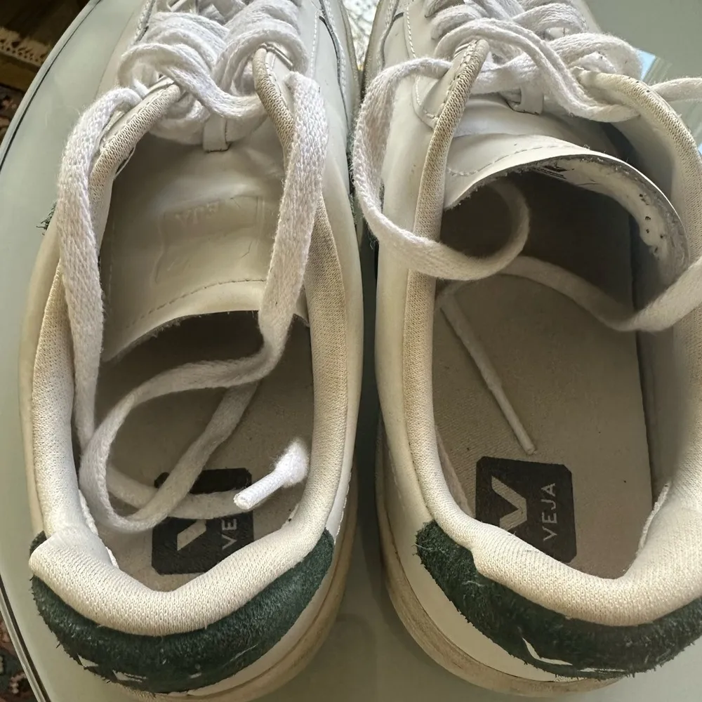 VEJA V-12 LEATHER
Extra White / Cyprus - Image 8