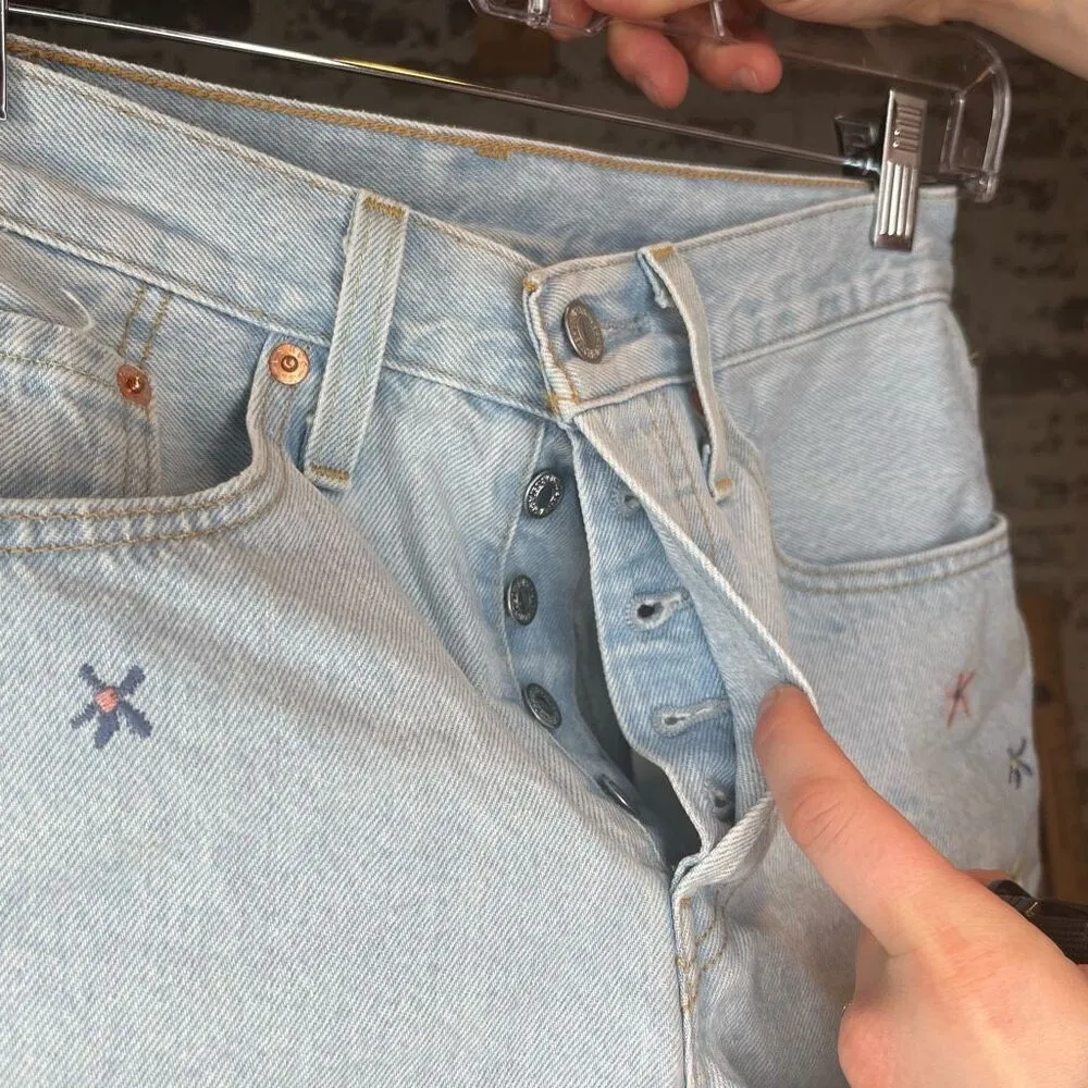 Levi’s | women denim shorts with embroidered flowers - Image 10
