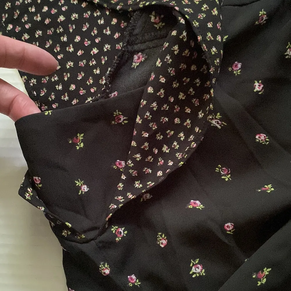 Gap pink rose bud black swing blouse, size large - Image 5