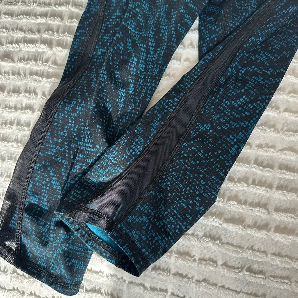 Lululemon Black and Blue Patterned Leggings - Image 4