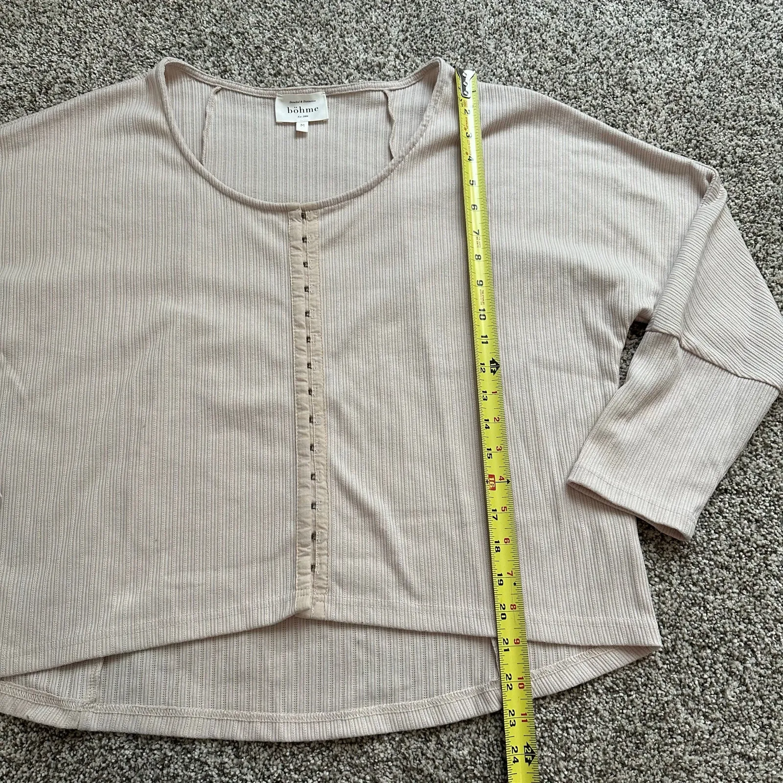 Bohme light tan knit long sleeve clasp front top size M - Image 9