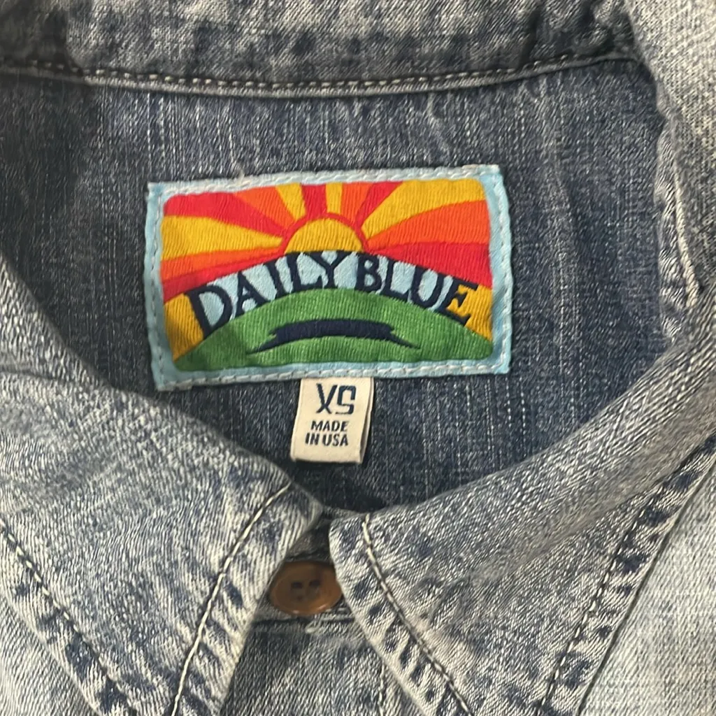NWT Daily Blue Denim Luxury Button‎ Down Birdie in the Pond Vintage Wash Sz XS - Image 6