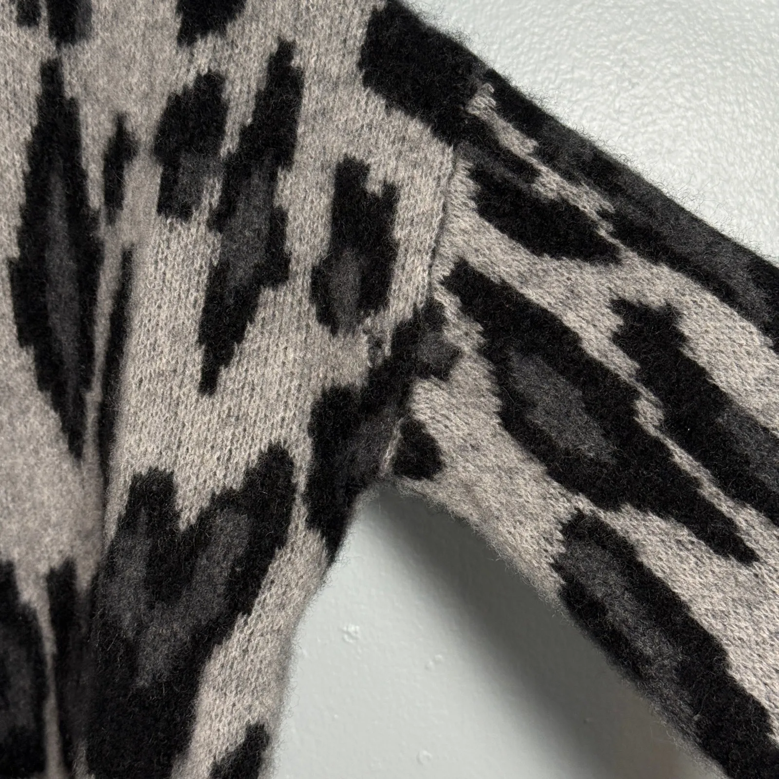 Leopard Print 100% Cashmere Mock Neck Sweater Catherine Malandrino M Grey - Image 4