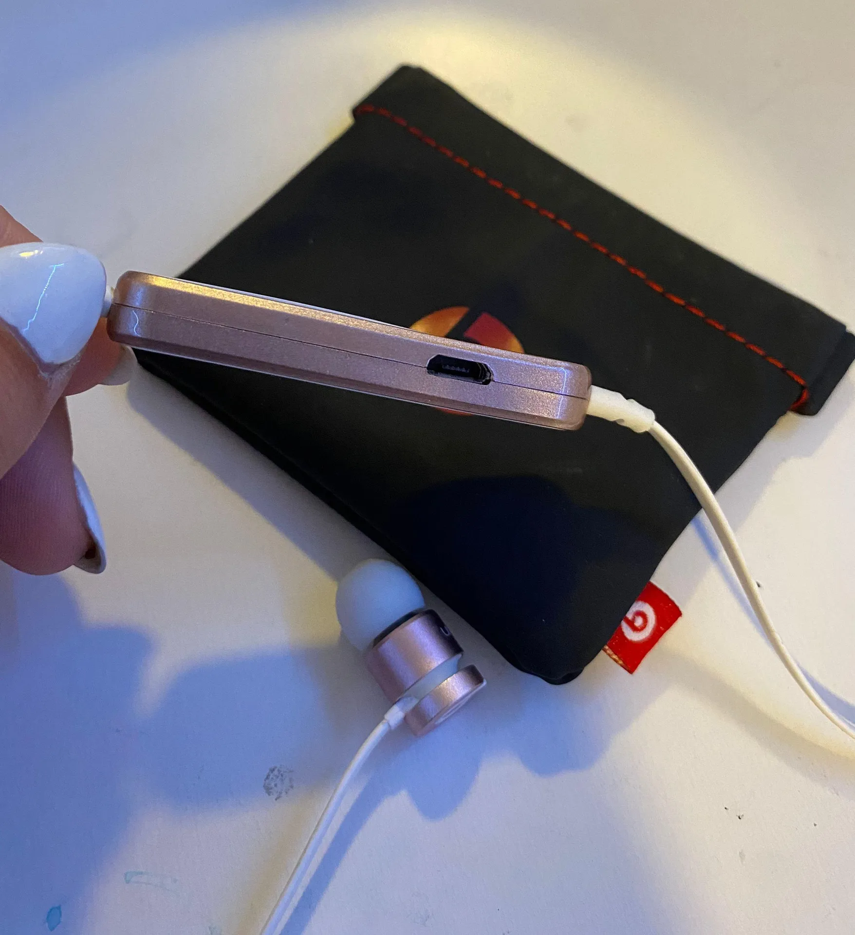 Beats by Dre Bluetooth Ear Buds - Image 5