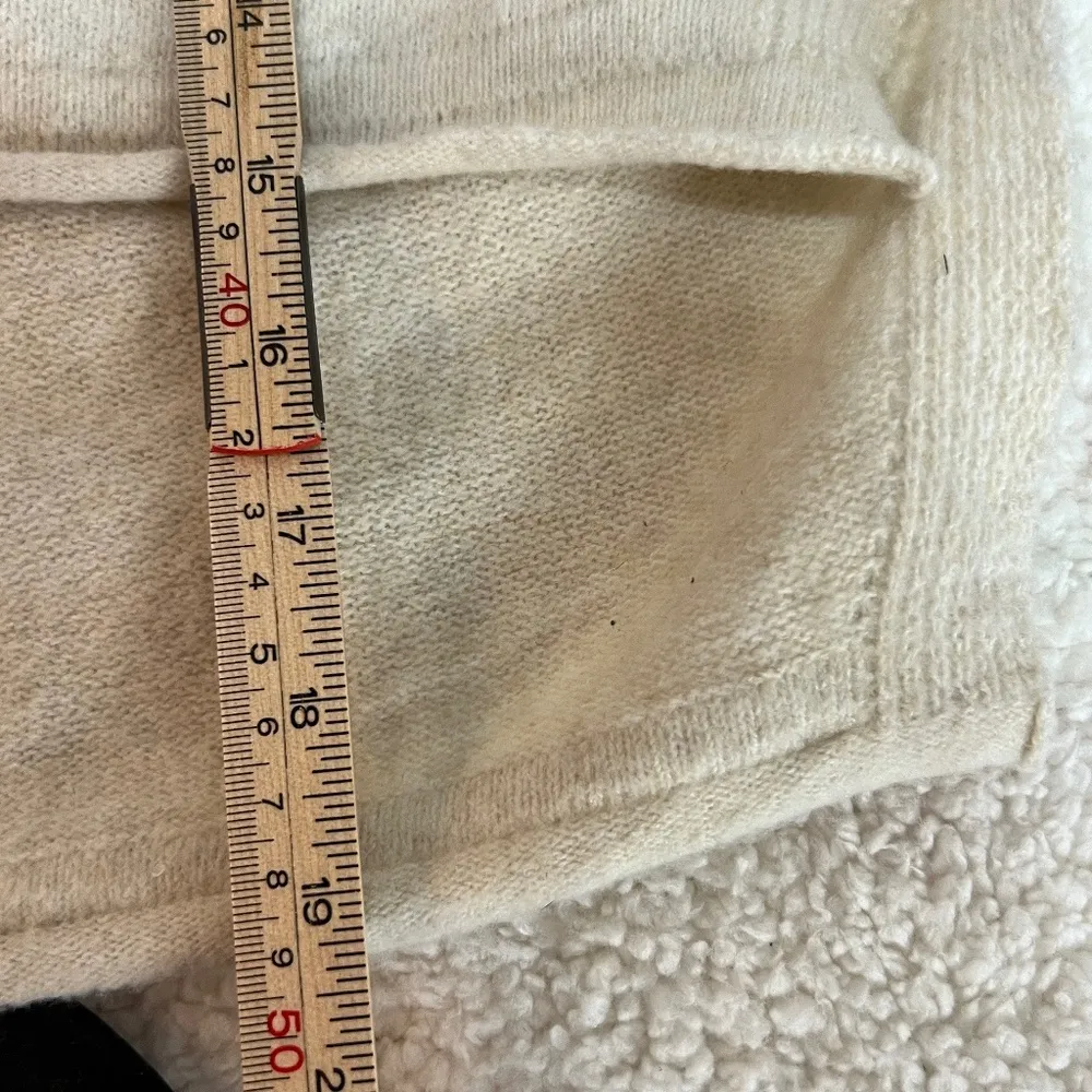 BDG oversized cropped beige sweater size M - Image 8