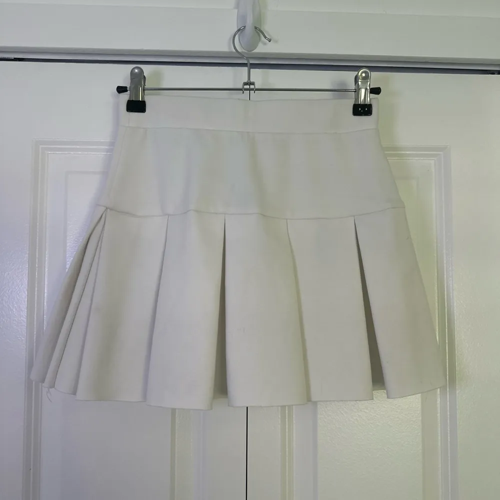 Revolve Lioness Pleated White Mini Skirt XS - Image 2