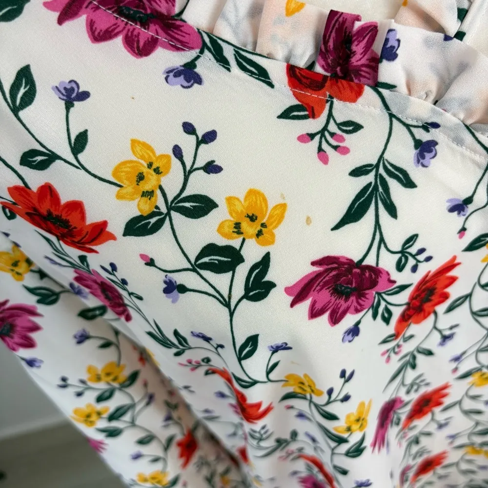 Old Navy White Floral V-Neck Blouse Size M - Image 7