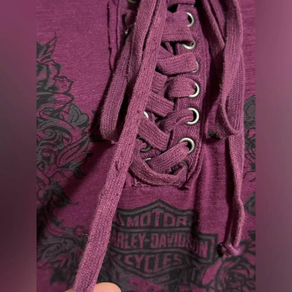 EUC Harley-Davidson Purple & Black Flowered Winged Skull  Henley Tee size small - Image 6