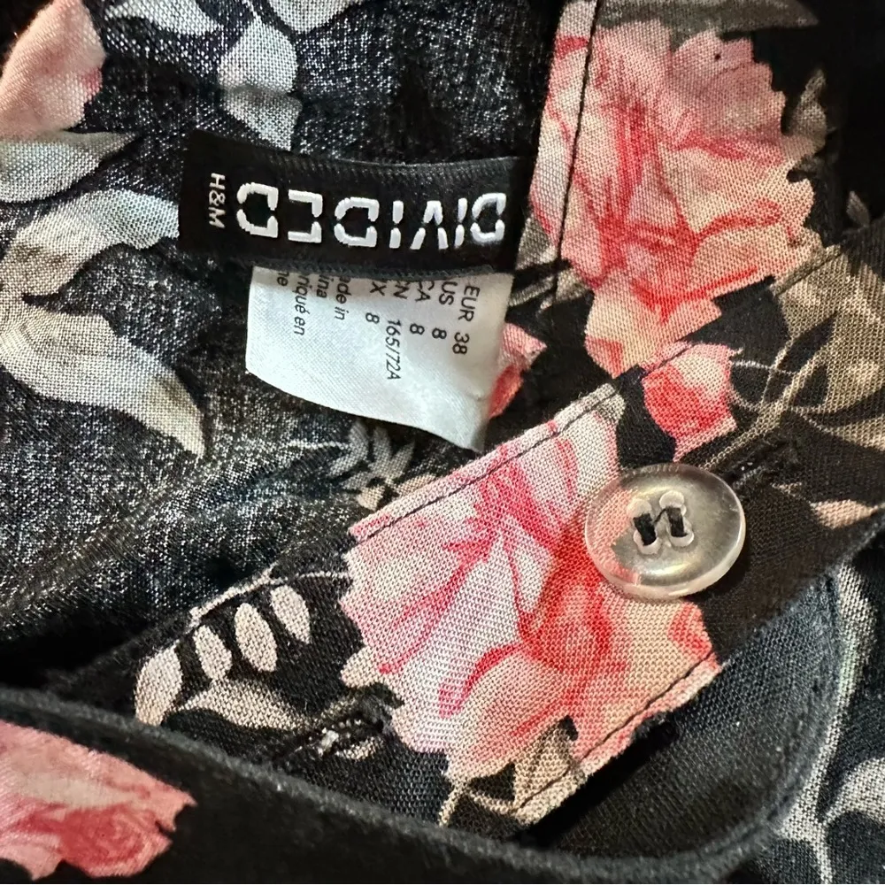 Divided women's size 8 black floral short overalls, inseam 2", length 28" - Image 4