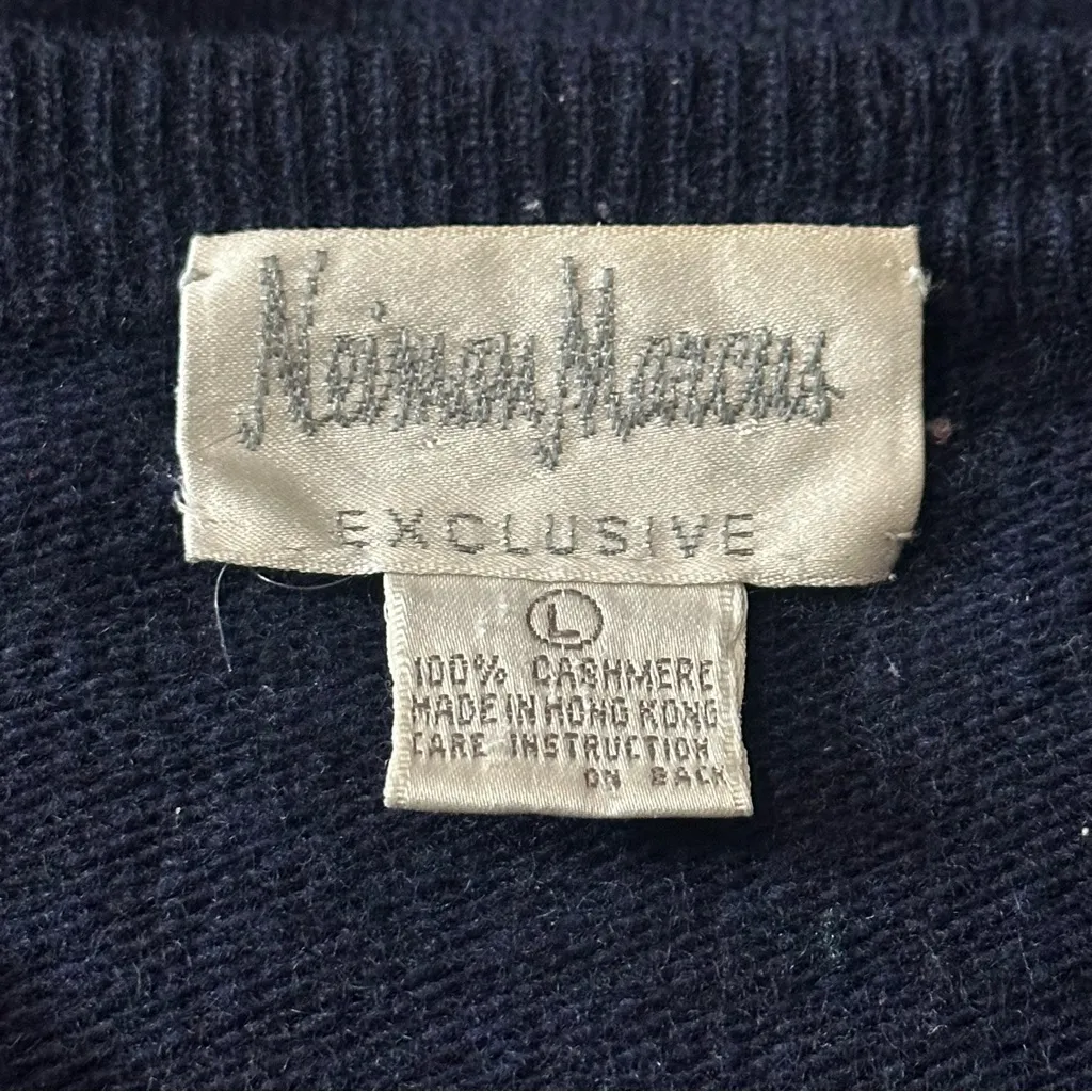 Nieman Marcus Vintage Women’s L Navy Blue Gold Button Shoulder Cashmere Sweater - Image 5