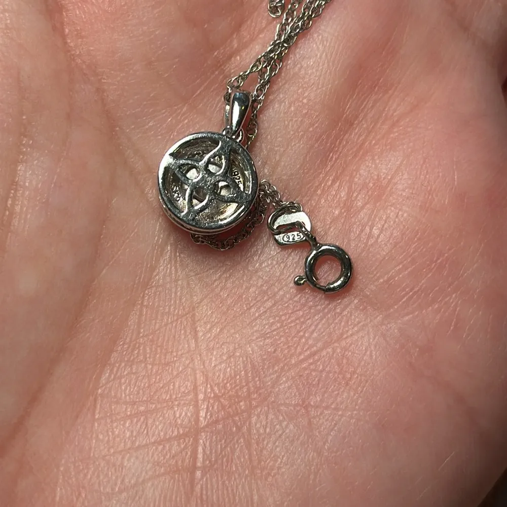 Sterling silver CTTW diamond flower round pendant 18 inch necklace - Image 4