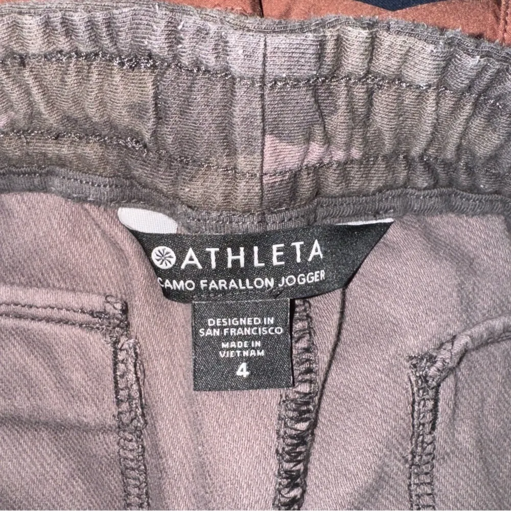 Athleta Camo Farallon Jogger Size 4 - Image 3