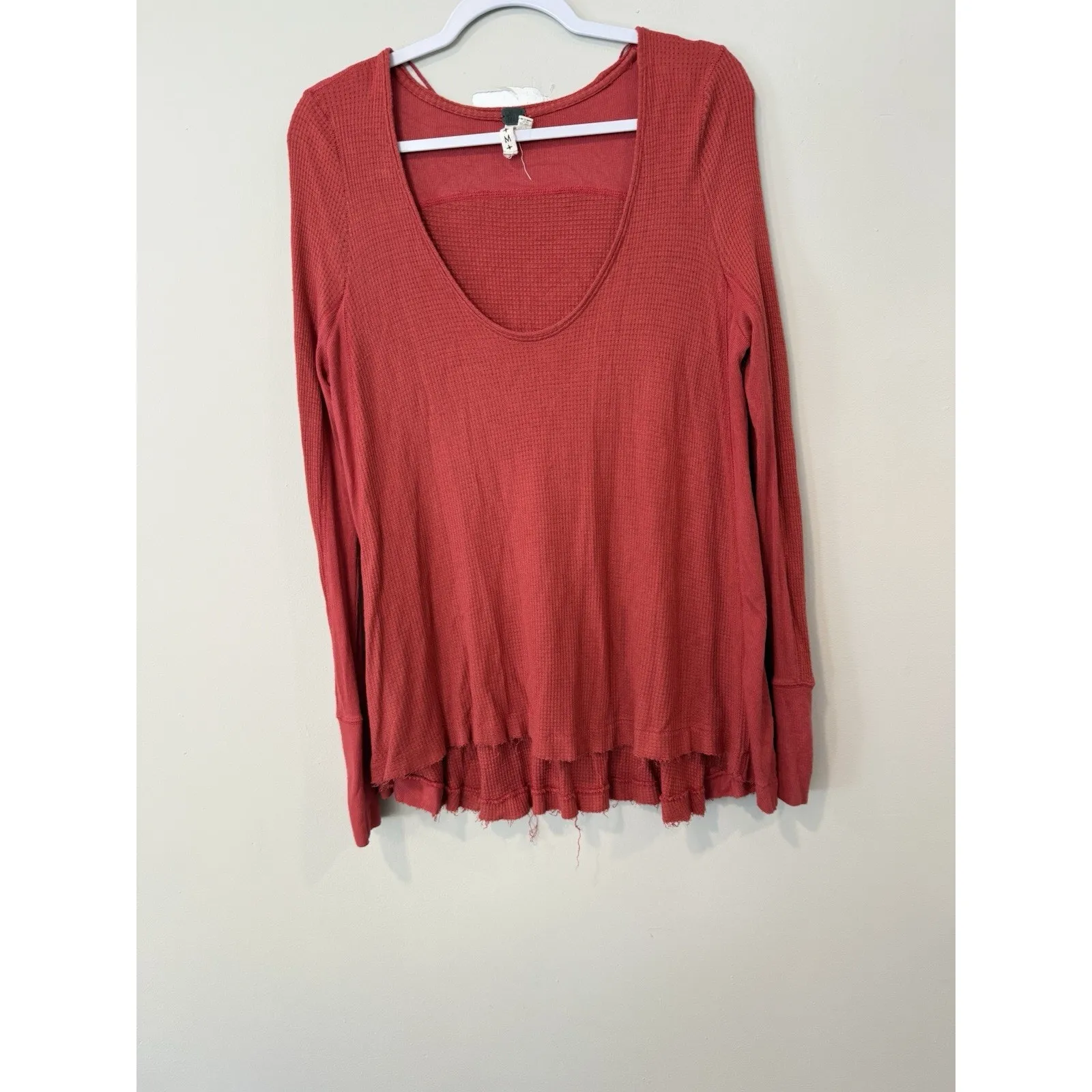 FREE PEOPLE LONG SLEEVE MALIBU KNIT THERMAL HI-LOW TOP SHIRT Sz Medium - Image 3