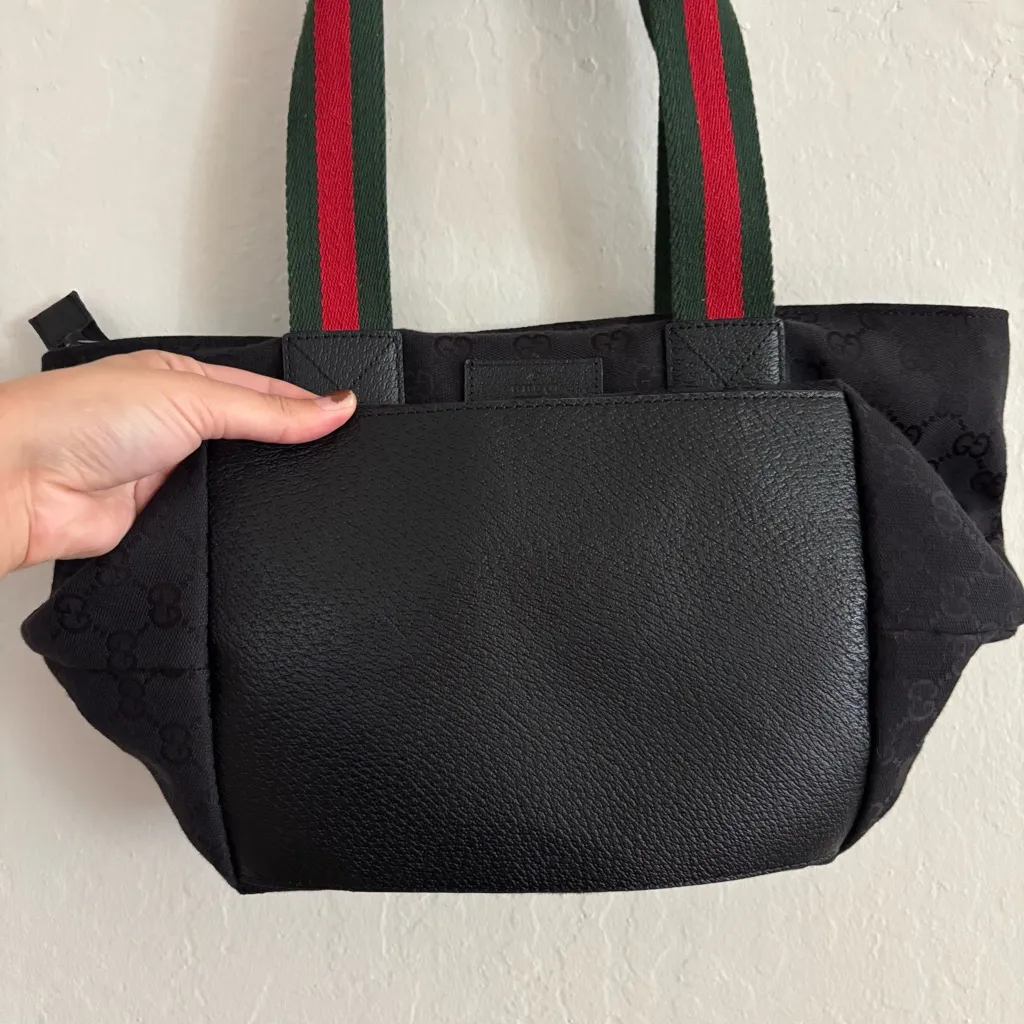 Gucci GG Canvas Sherry Line tote bag with the signature red and green handles - Image 3
