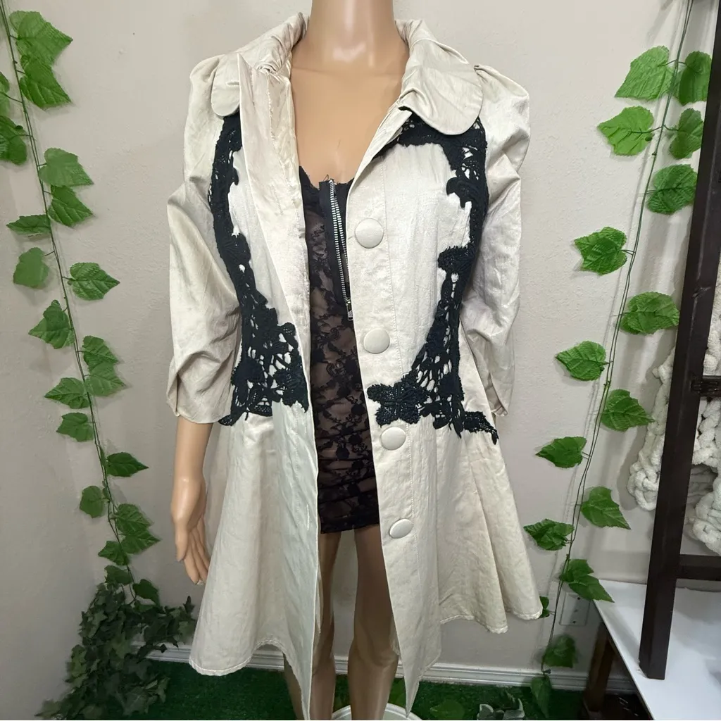 RYU Chic White Coat with Black Lace Accents - Image 2