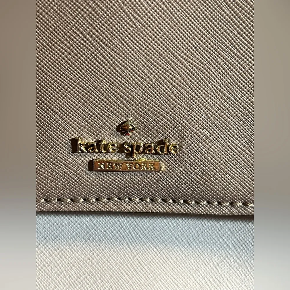 Kate Spade crossbody w adjustable strap
Lovely bag EUC, two tone shades of taupe - Image 2