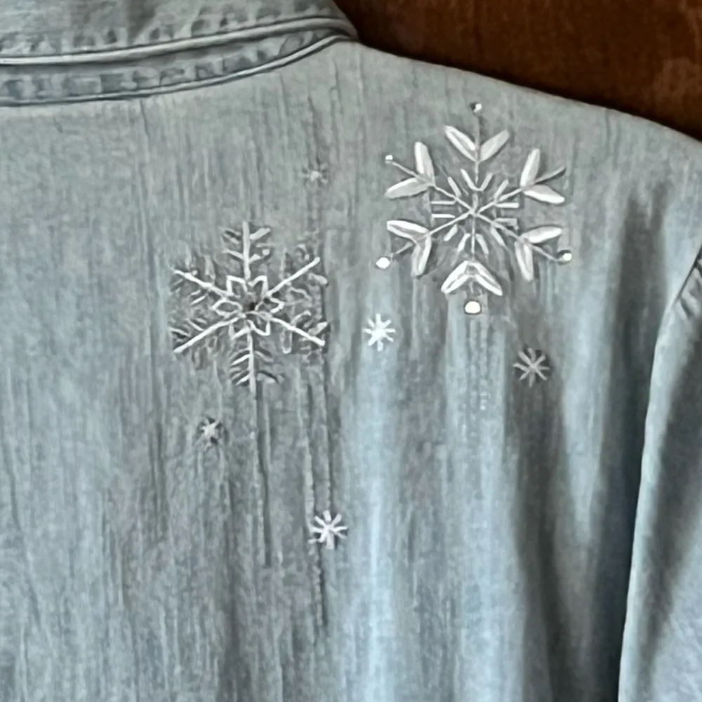Denim Chambray embroidered Snowflake and rhinestones snap front shirt. Size L - Image 4