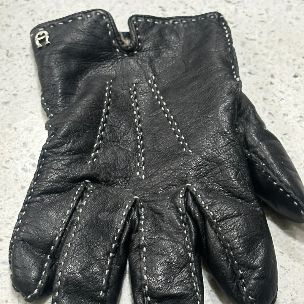 Vintage Etienne Aigner Black Soft Leather Gloves with White Stitching - Image 3