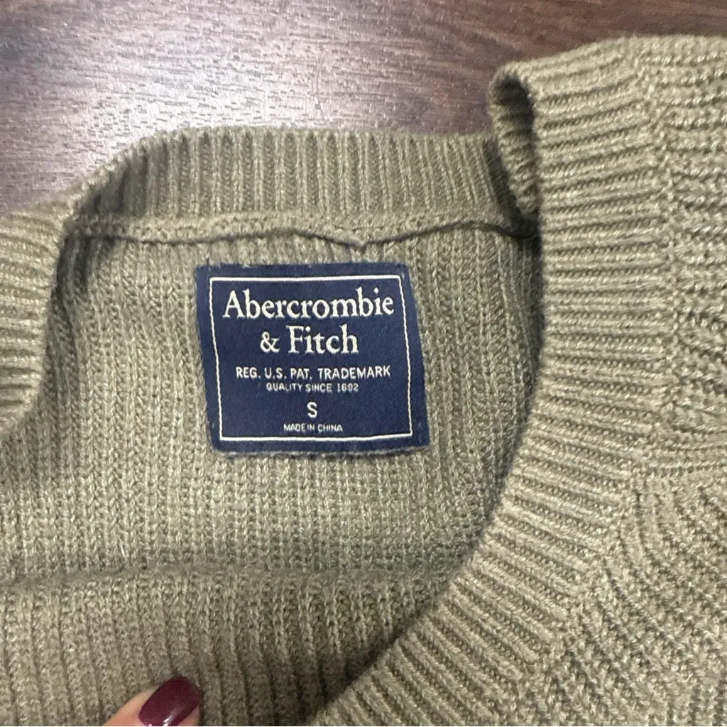 Abercrombie & Fitch Women's Ribbed Crew Neck Sweater button back - Image 2