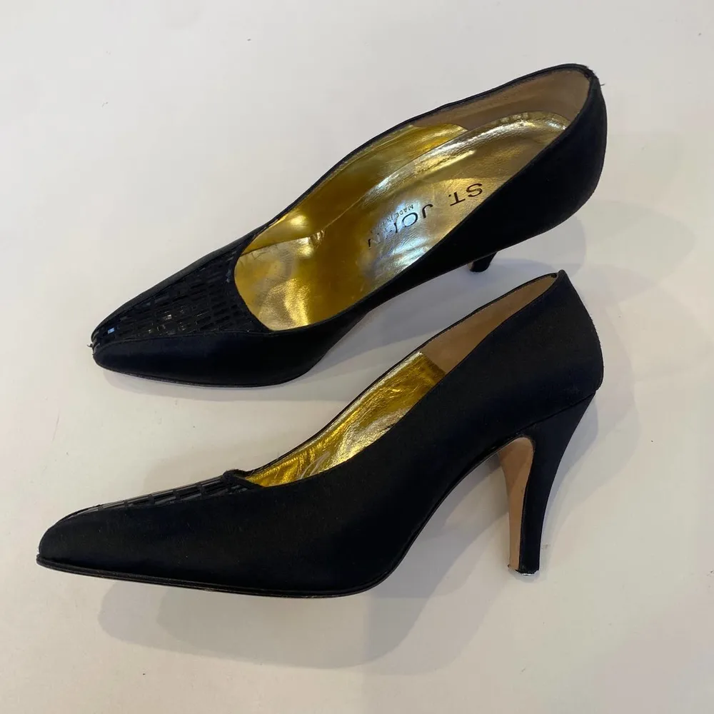 St. John Black Satin Pumps w/ Pailette Toe & Heel Detail Italy Sz 7B - Image 5