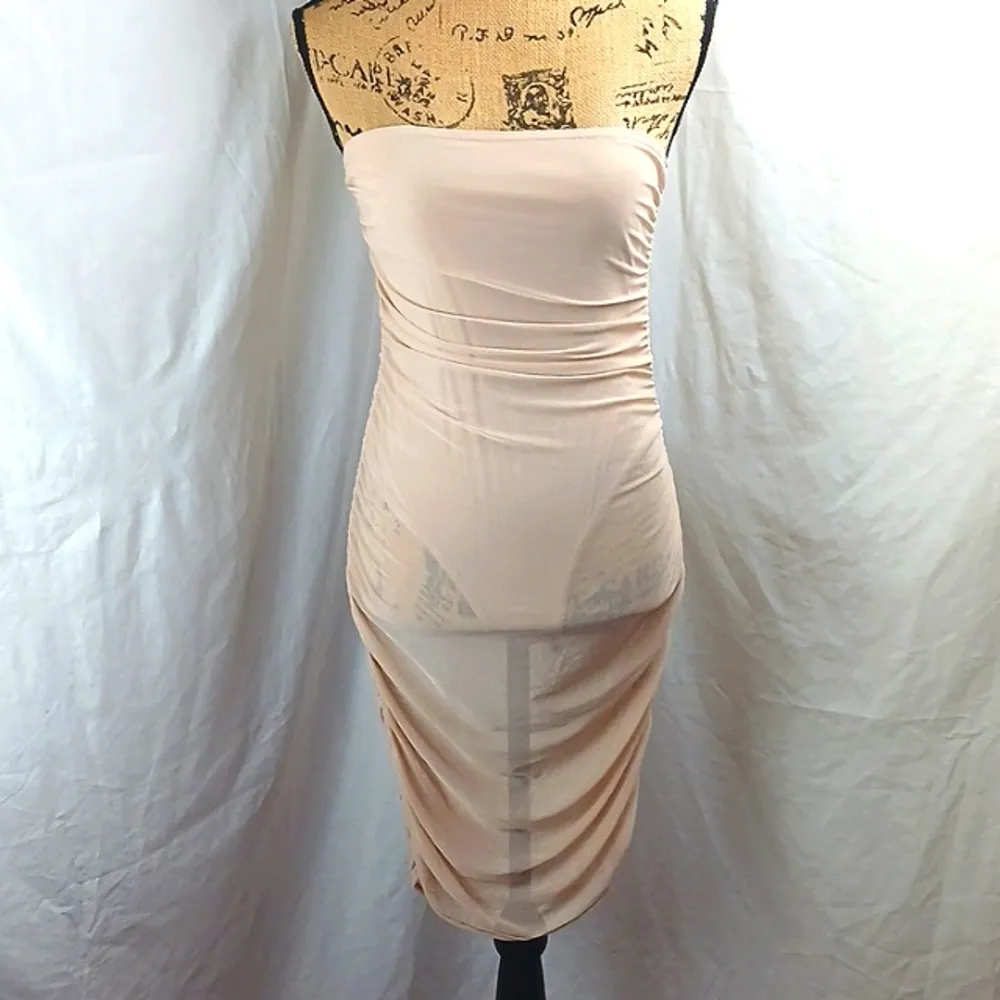 PrettyLittleThing Tan Strapless Bodycon Dress - Image 3