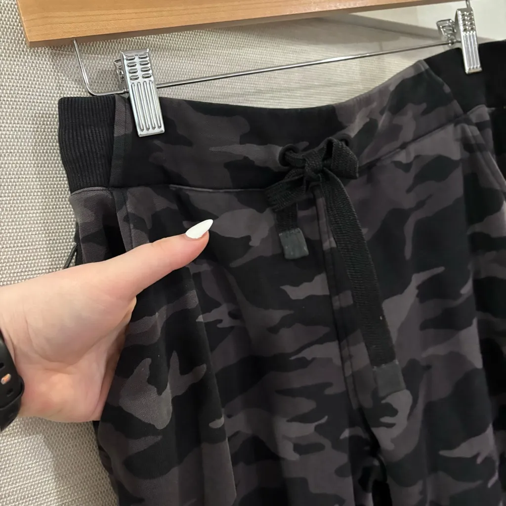 Athleta Triumph Jogger, Black Camo Lux‎ SIZE M - Image 5
