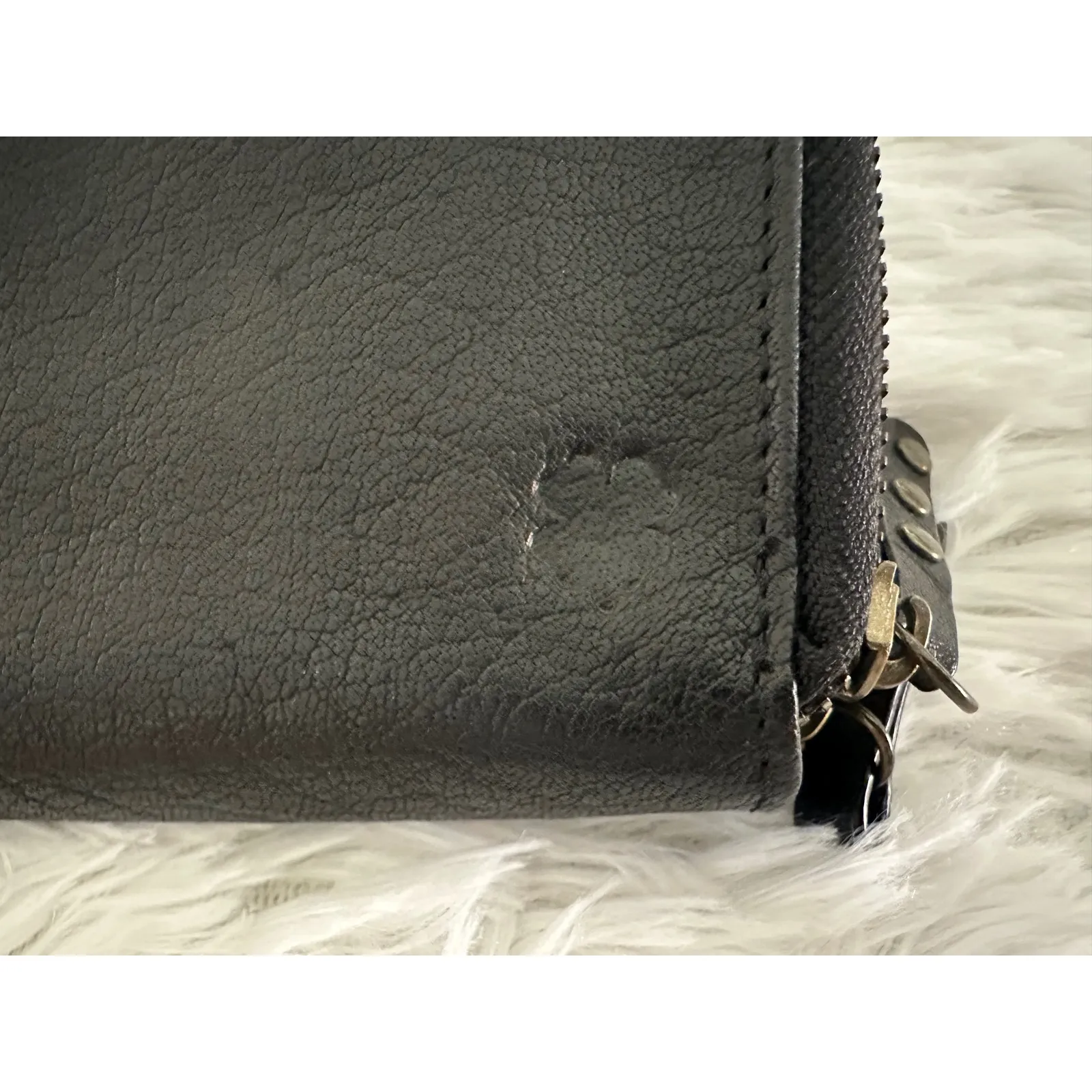 Lucky Brand black leather zip-around wallet with a gold plate detail - Image 4