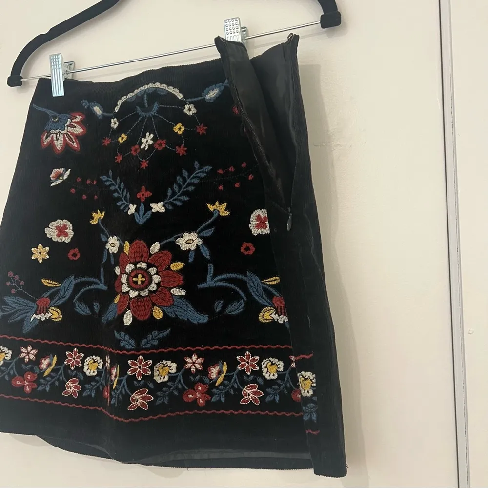 Embroidered Floral Black Velvet Mini Skirt - Image 7