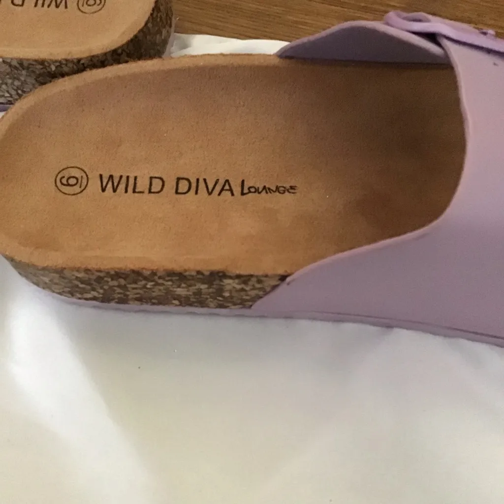 Wild Diva Lavender Double Strap Sandals Size 6 - Image 9