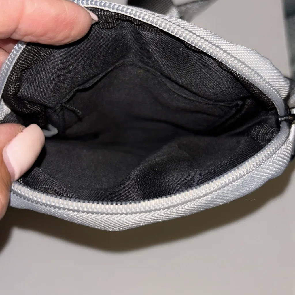 SILVER PUFF STYLE CROSSBODY GREAT SIZE HOLDS PHONE AND MORE FUN COLORFUL STRAP - Image 7