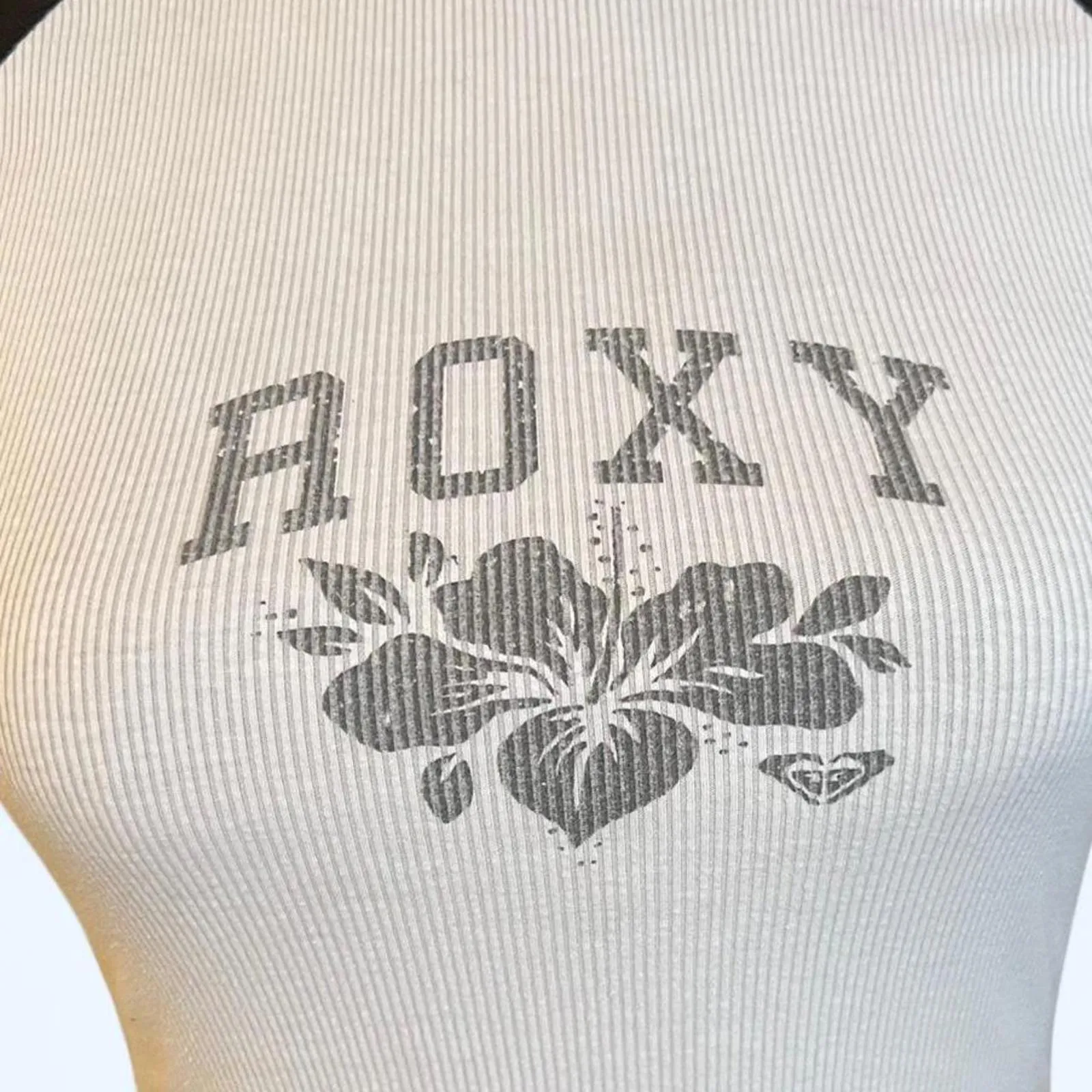 Vintage Y2K White and black Roxy crop top Size Small - Image 2