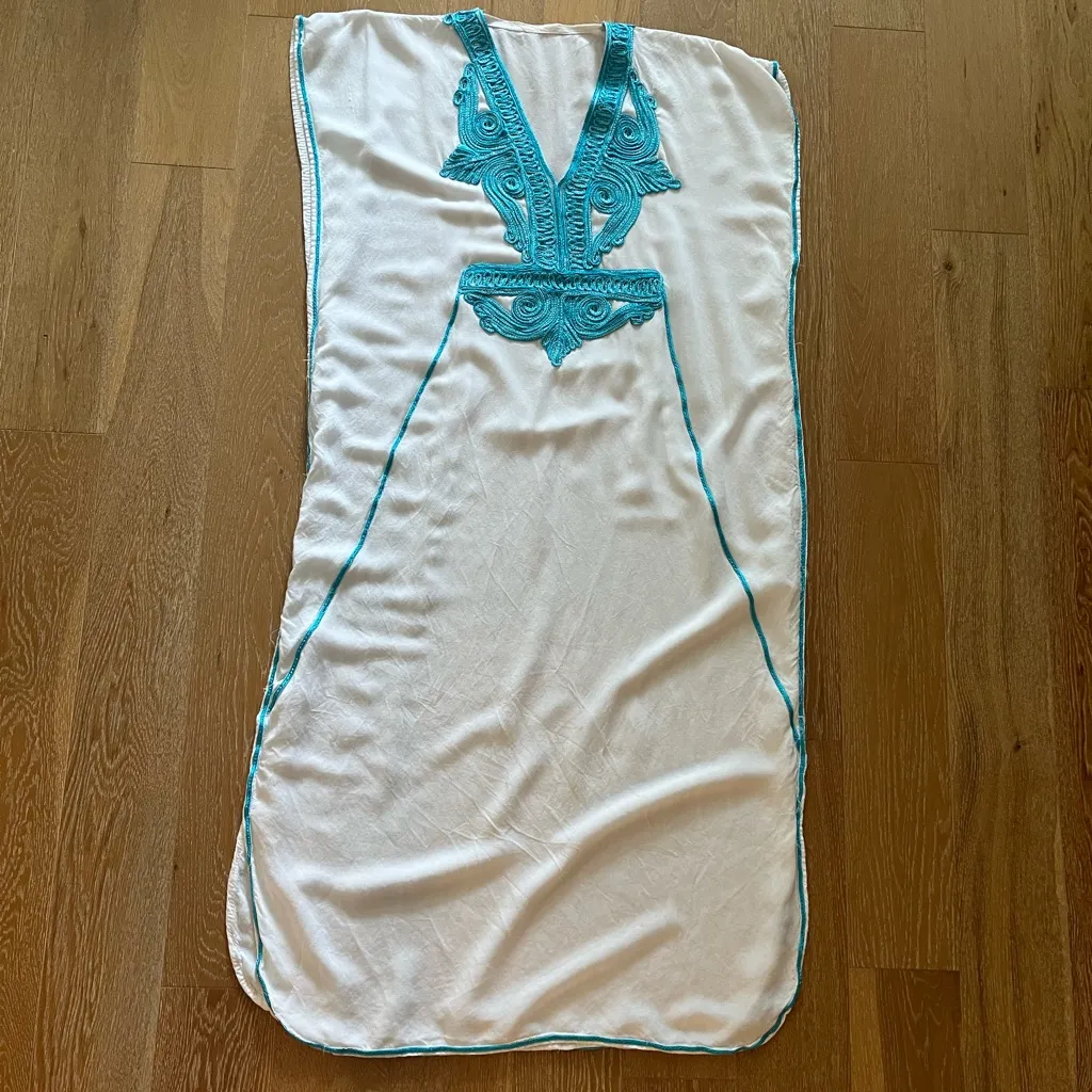 Source Unknown White and Teal Embroidered Cover - Image 3