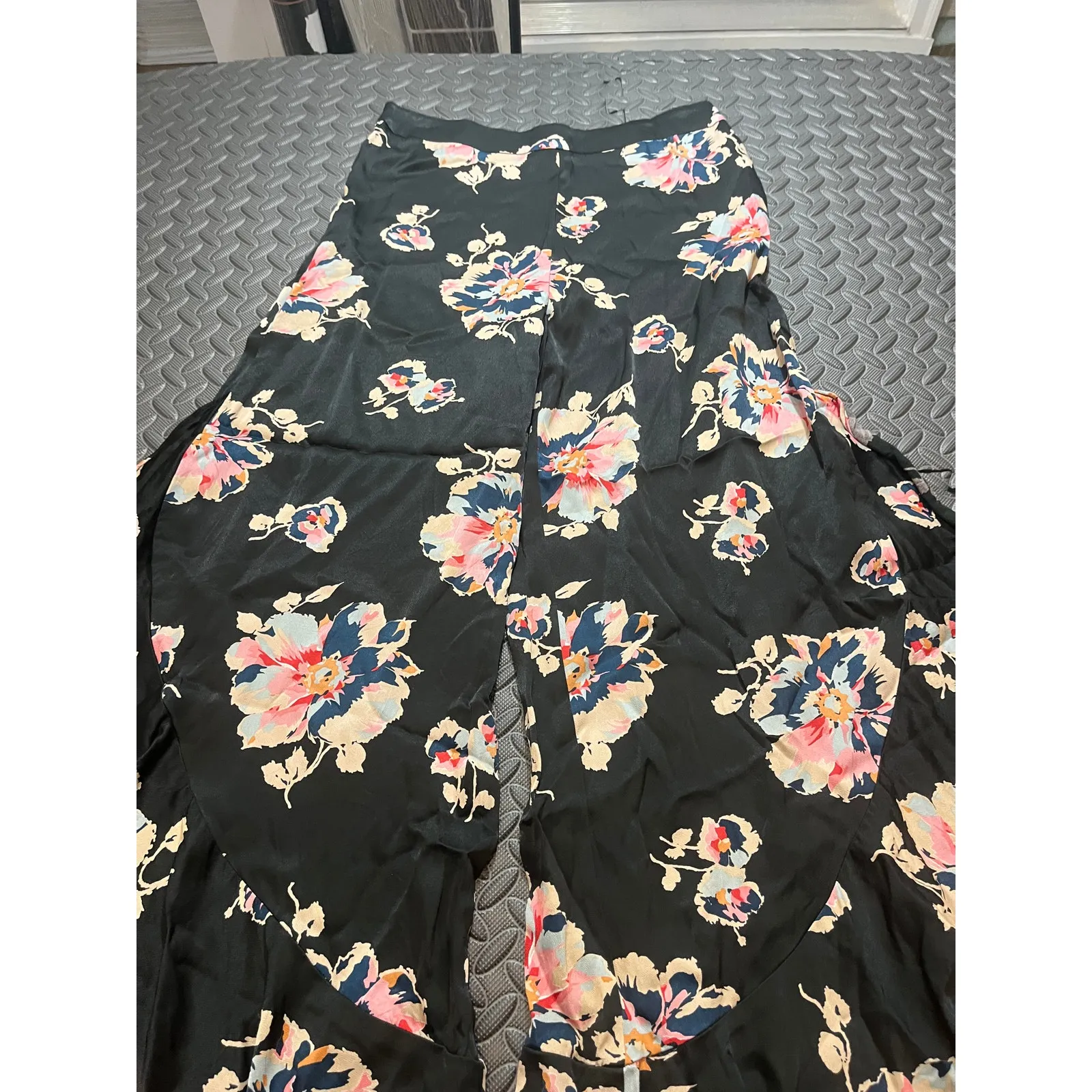 Anthropologie Elevenses Floral Tansy Ruffle Pants Size 4 Black Satin‎ Wide Leg - Image 3