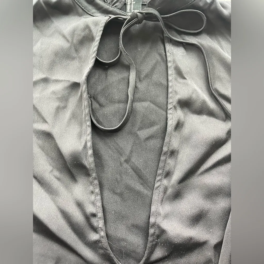 NWOT FOREVER 21 SATIN BLACK LOW CUT BLOUSE S - Image 4