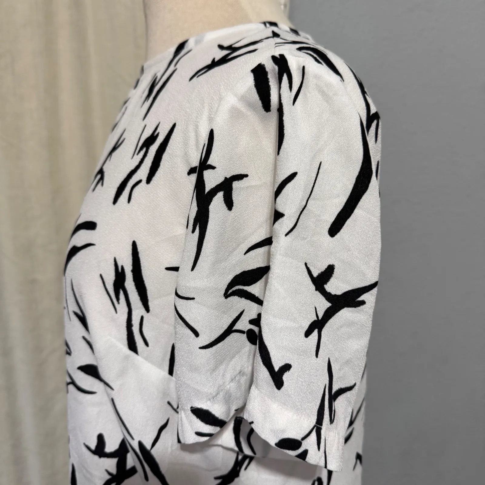 A New Day White Black Abstract Print Short Sleeve Blouse Top - Size S - Image 6