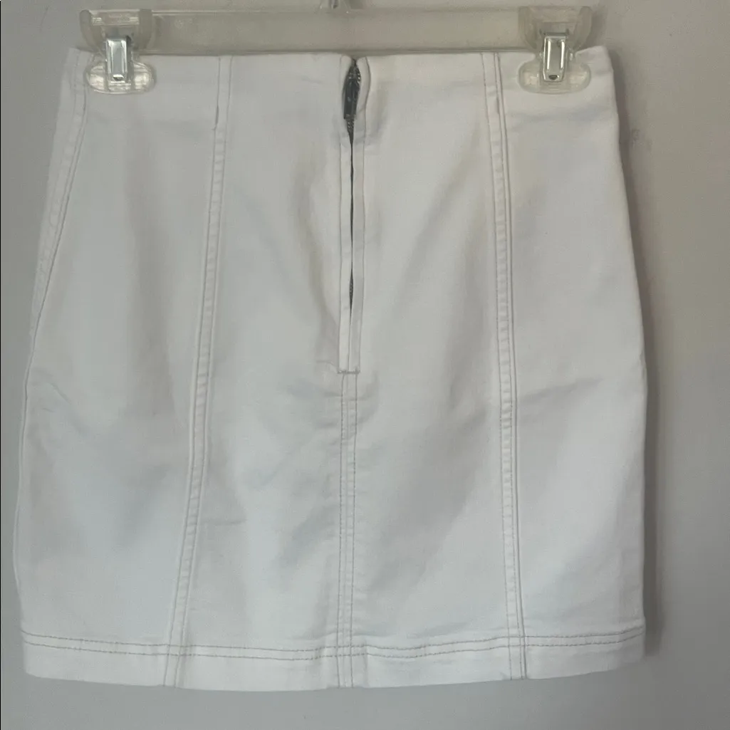 Free People white denim mini skirt, size 4 🖤 - Image 4