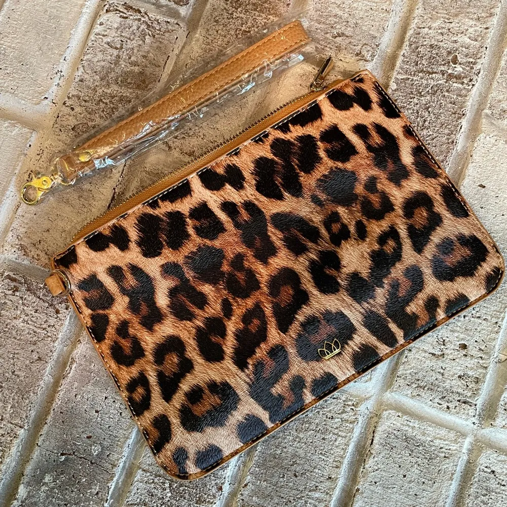 Leopard print wristlet, vegan leather, super cute New without tags - Image 4
