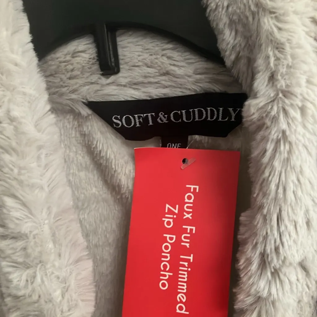 FINAL MARKDOWN Soft and cuddly faux fur trimmed zip front poncho Size undefined - Image 3