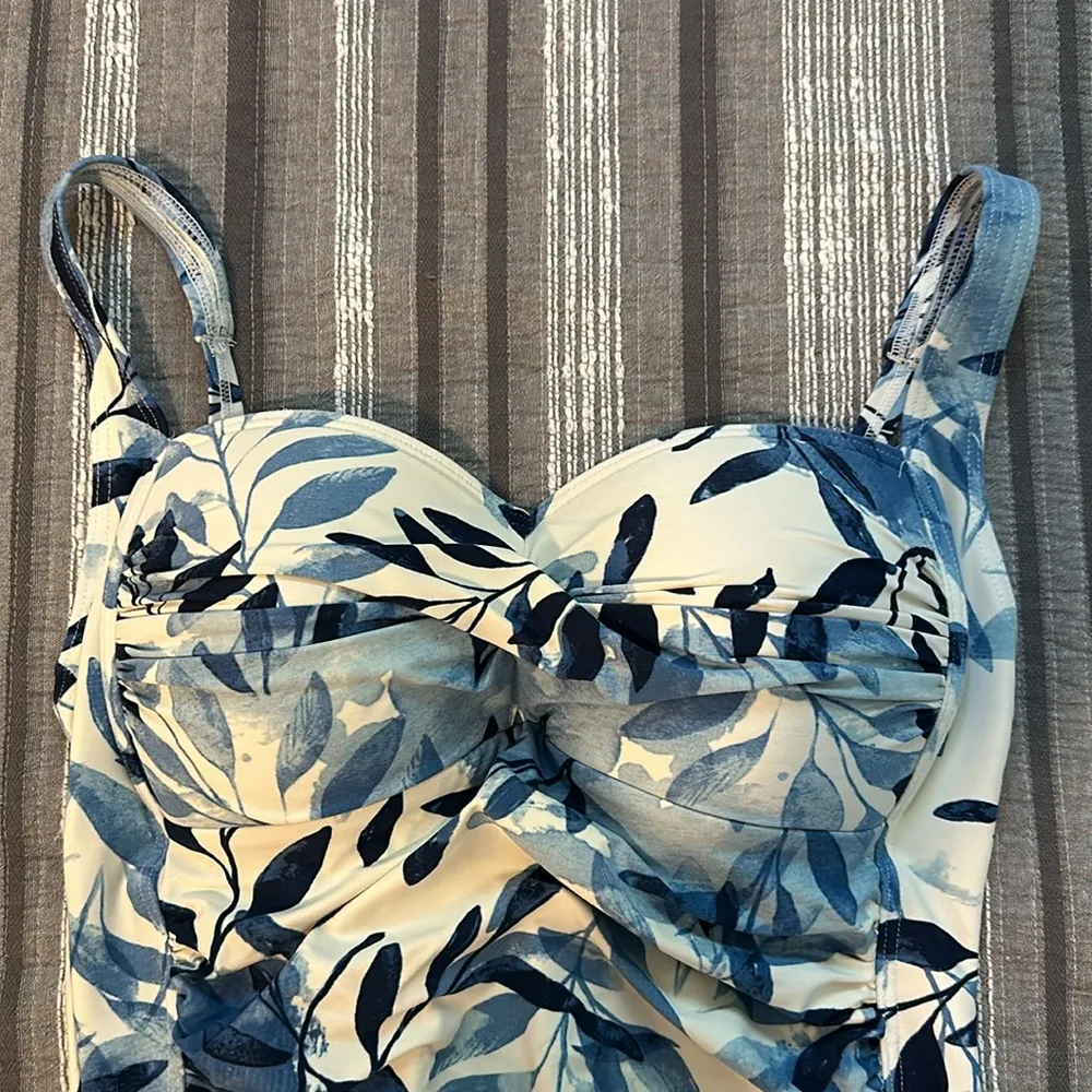 Women's Nip Tuck Swim Blue White Oasis Joanne Swimsuit Floral Size 4 EUC #2449 - Image 4