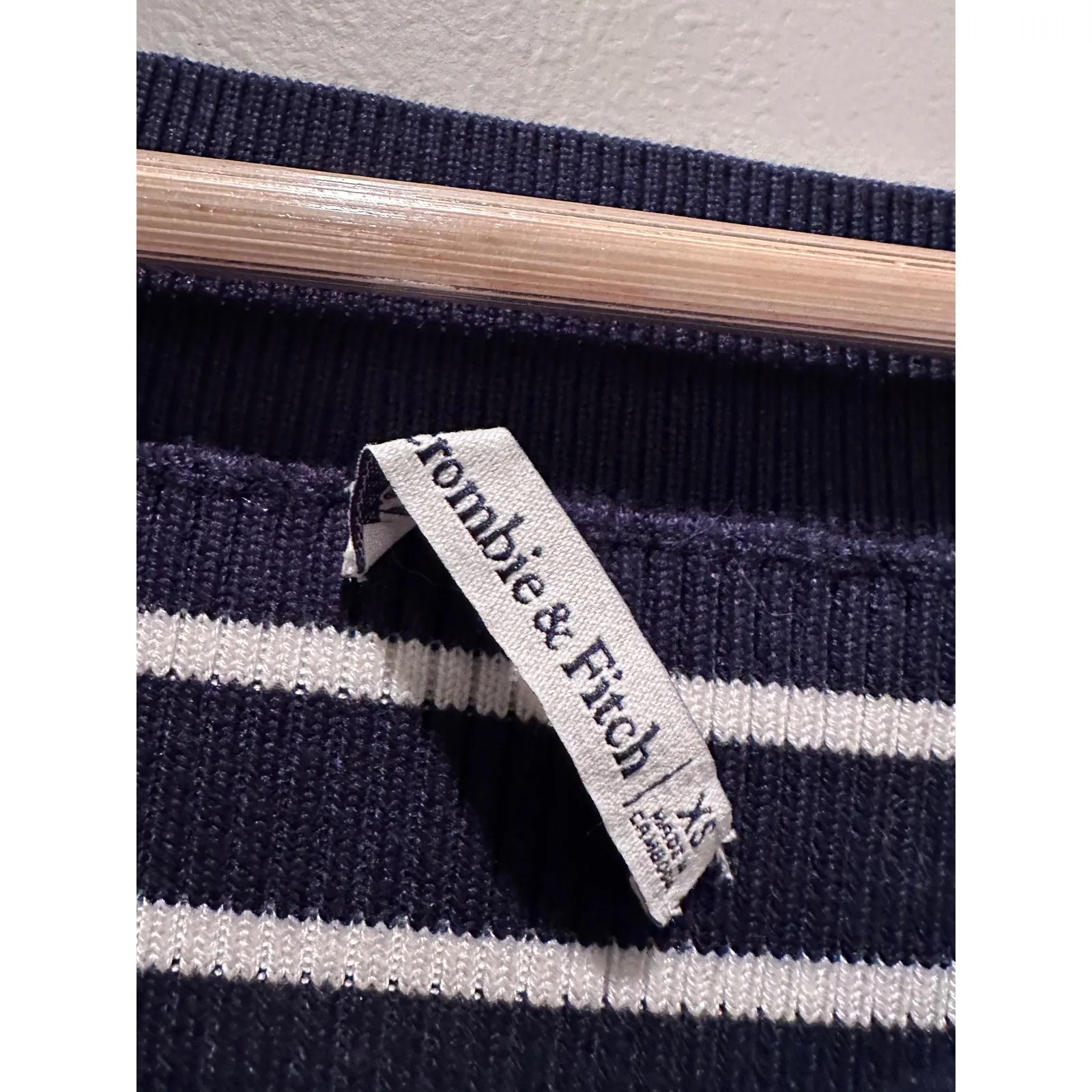 Abercrombie & Fitch Navy Blue White Striped Off the Shoulder Knit Top XS NWT - Image 5