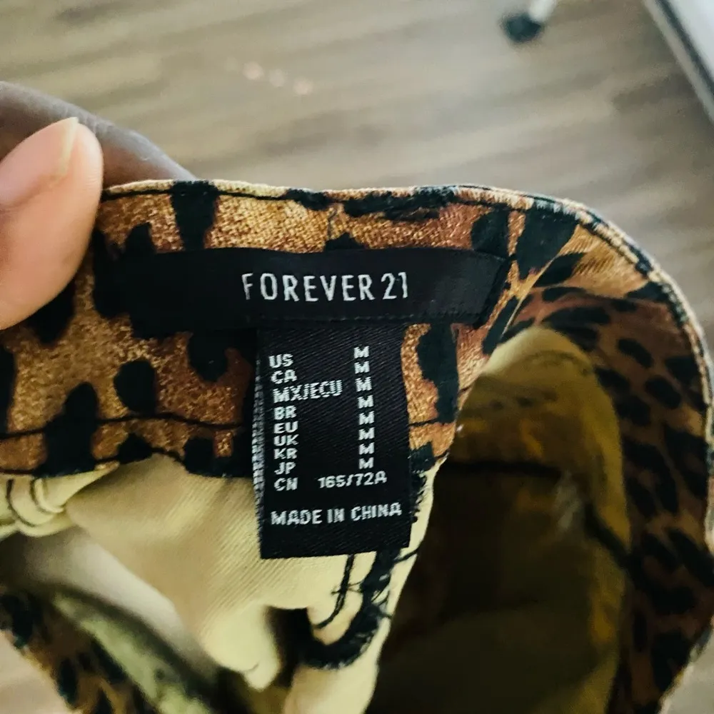 Forever 21  Animal Print Short with two side pockets. Size: M - Image 6