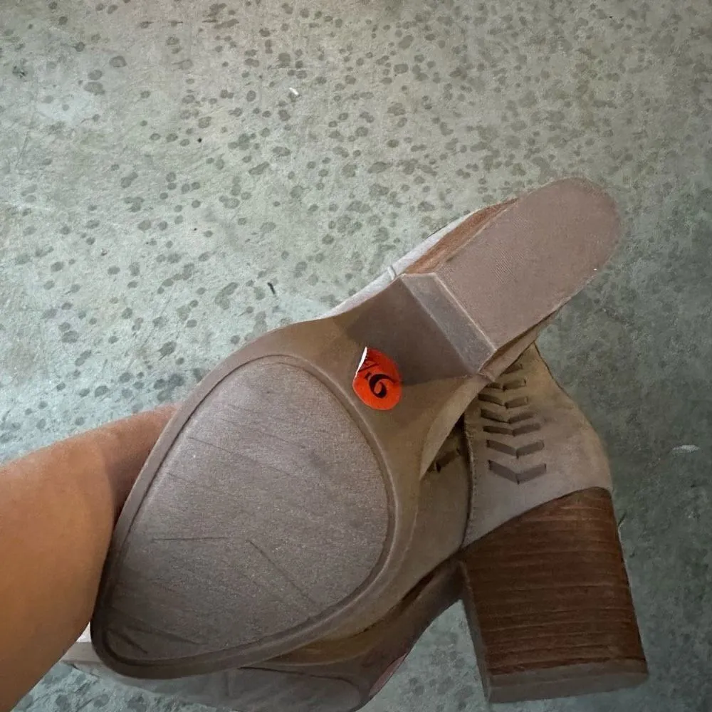 Carlos Santana heeled bootie 9.5 brown - Image 5