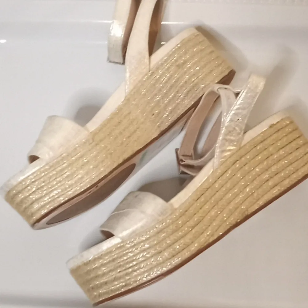 27 edit gold metallic heels Size 6.5 - Image 4