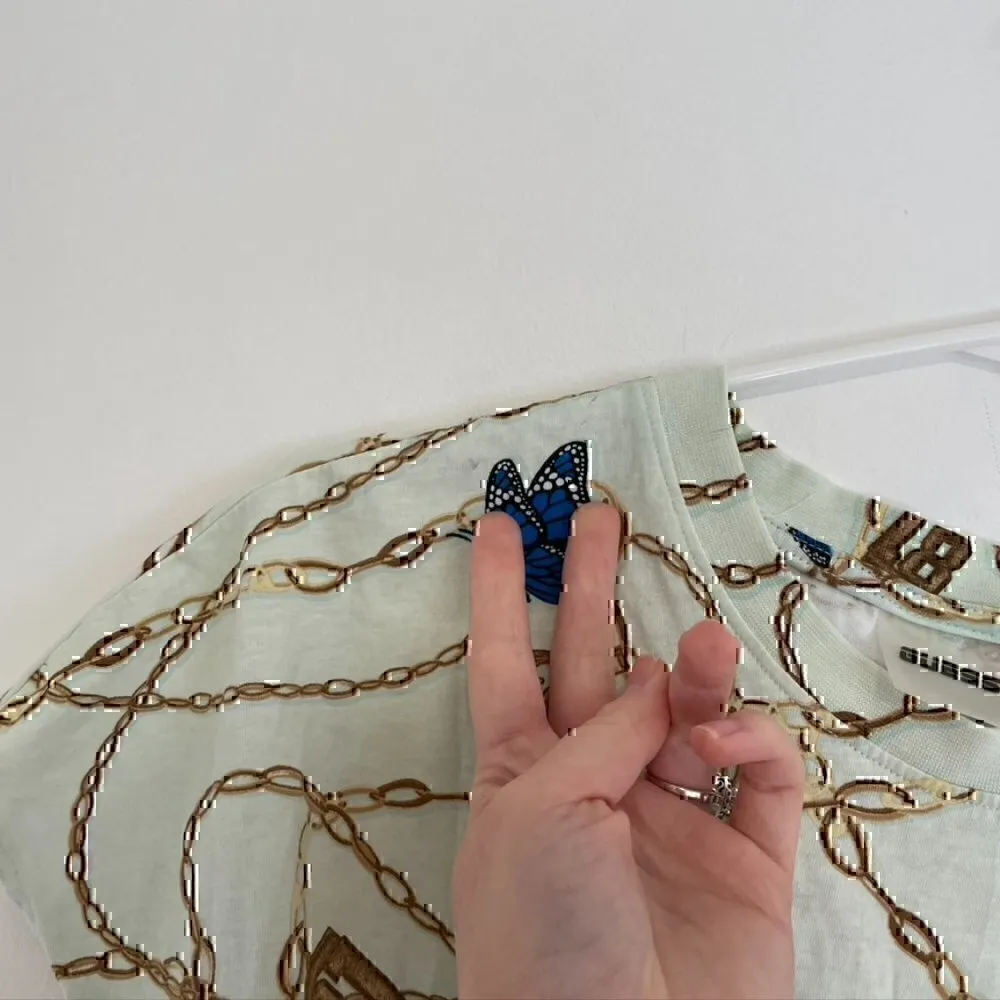 GUESS Dolly Bow Tee / All Over Print T-Shirt Chain Butterfly Tie Knot Crop Top - Image 8